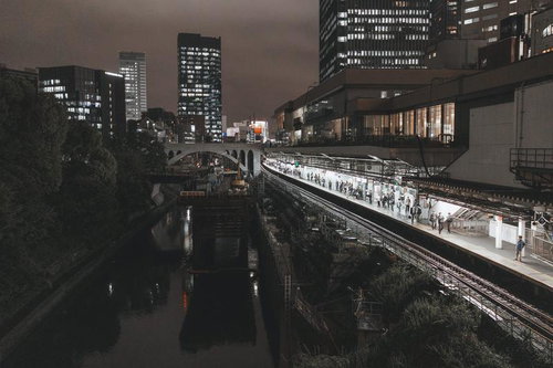 夜の御茶ノ水駅ホームと神田川