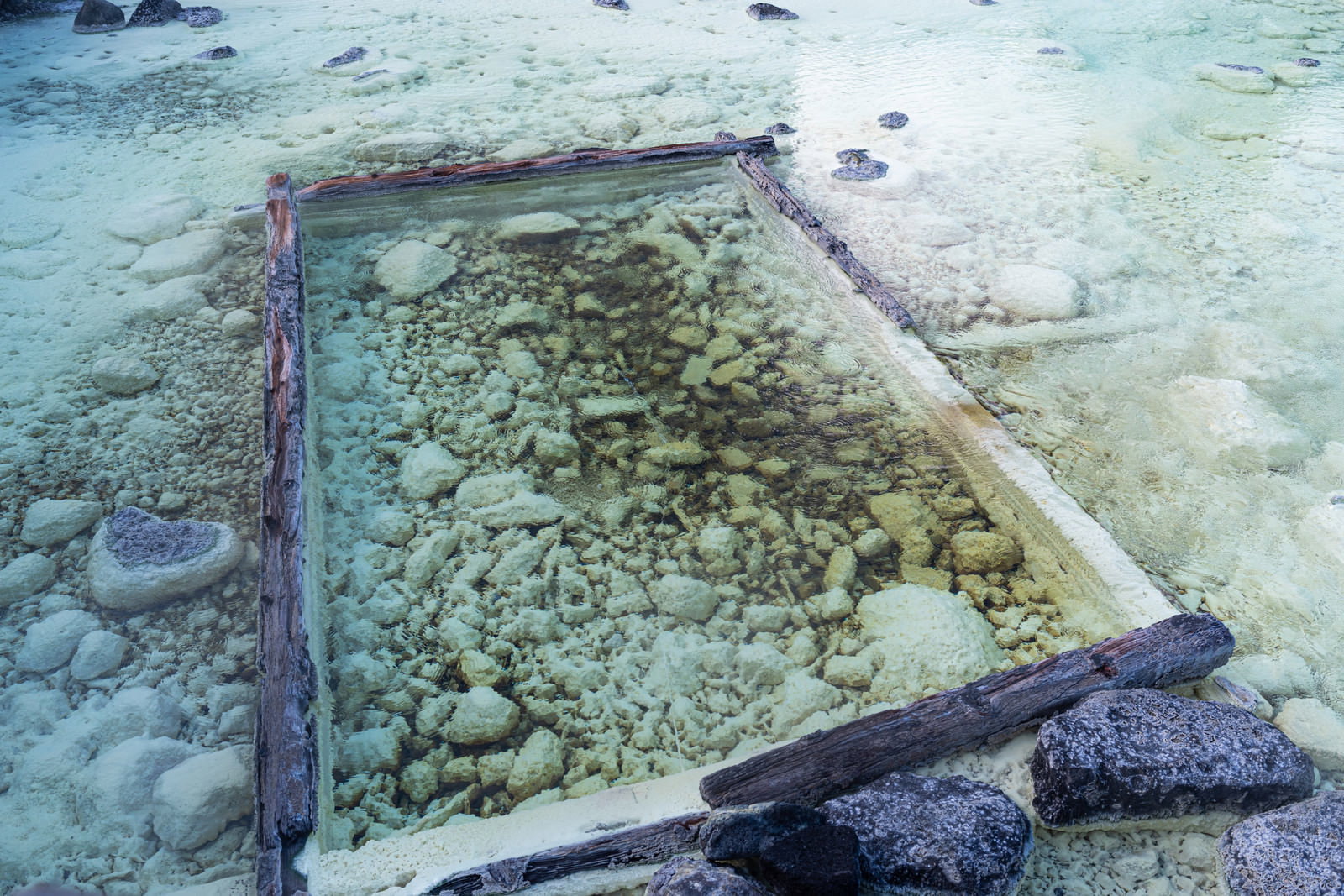 草津温泉の湯畑にある将軍御汲上の木製湯枠と透明な温泉水