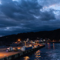 伊豆大島の元町港桟橋で迎える夜明け、出港準備の港湾風景の写真
