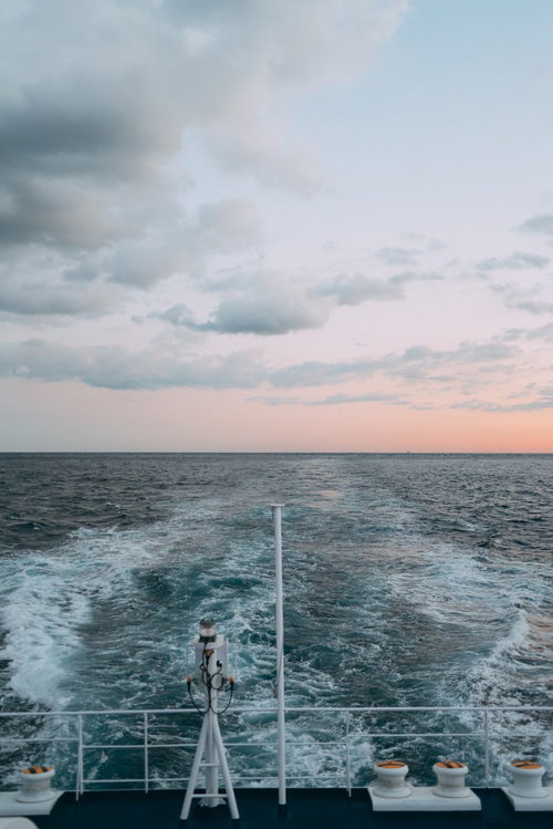 船の航跡波と夕焼けに染まる空 - 海の美しい風景