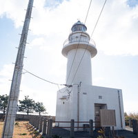 神津島灯台と青空（晴れた岬の風景）の写真