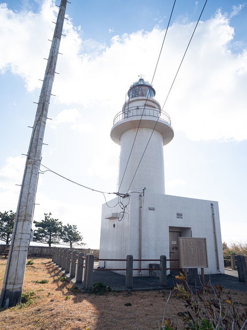 神津島灯台と岬の風景