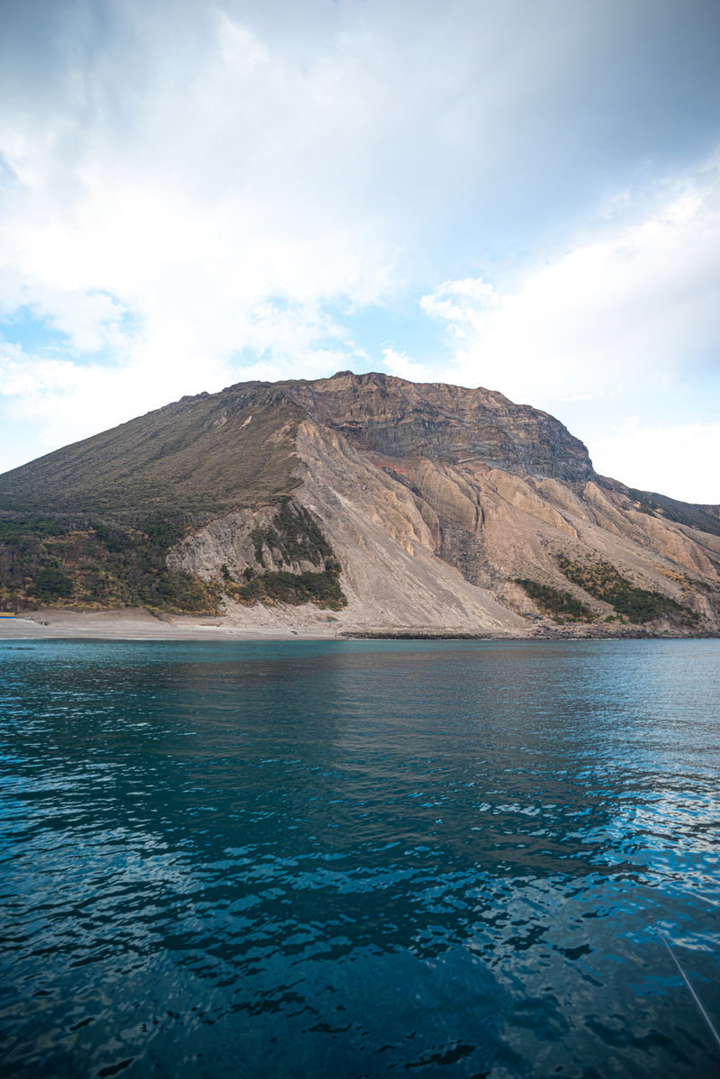 多幸湾の透明な青い海と切り立った岩山の島を撮影した風景
