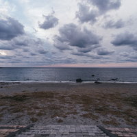 神津島の長浜海岸の夕暮れ風景と夕焼け空、水平線と雲の写真