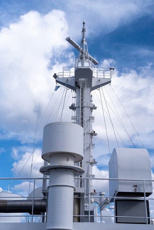 さるびあ丸のレーダーとマスト部分、船舶通信機器の詳細