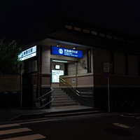 神奈川駅の乗り場へ行く階段と京急線の看板の写真