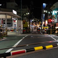 戸越公園の踏切と街灯に照らされた線路と遮断機の写真