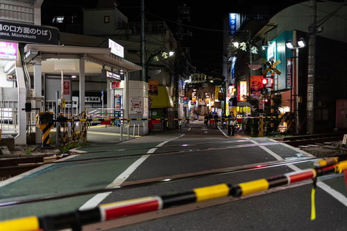 戸越公園の踏切と街灯に照らされた線路と遮断機