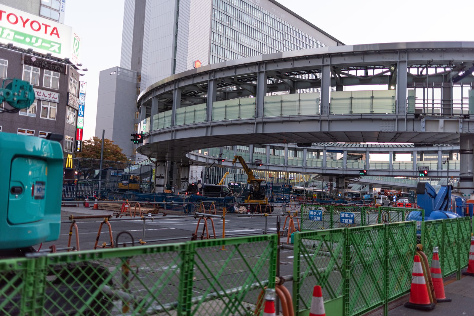 新横浜駅前の工事現場を緑色のフェンスで囲んだ都市開発の様子