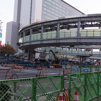 新横浜駅前の緑色フェンスに囲まれた工事現場の写真