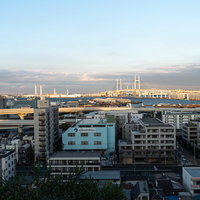 港の見える丘公園からの横浜の街並みと埠頭の夕暮れ景観の写真