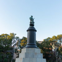 靖国神社に立つ大村益次郎の銅像と台座の歴史的モニュメントの写真