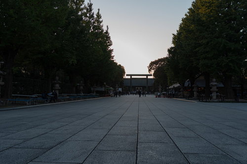 靖国神社の参道に立つ第二鳥居と下乗札の風景