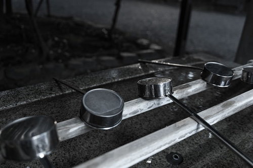 神社の境内にある手水舎に置かれたステンレスの柄杓