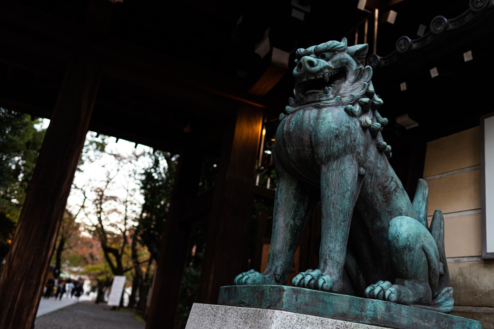 靖国神社の境内に鎮座する石造りの狛犬
