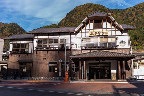 山々に囲まれた奥多摩駅のJR東日本駅舎と駅前広場