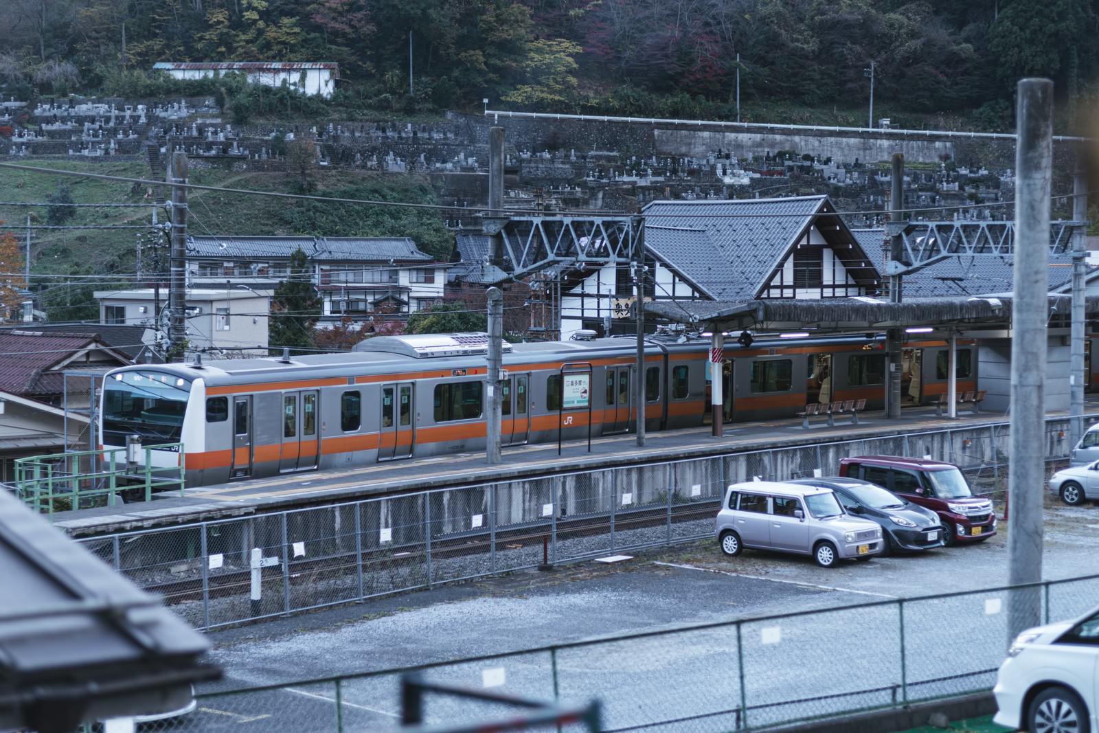 奥多摩駅のホームに停車しているオレンジ色のラインが入った電車