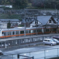 奥多摩駅のホームに停まるオレンジラインの車両の写真