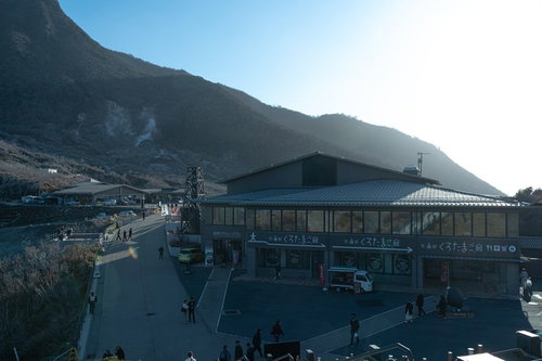 大涌谷のくろたまご館と箱根の山並み、観光施設風景