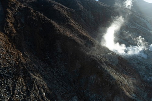 大涌谷の斜面から立ち上がる白い湯気と荒々しい大地