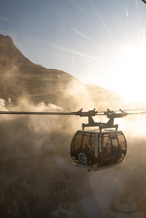箱野ロープウェイを照らす夕日と雲海、山々の絶景