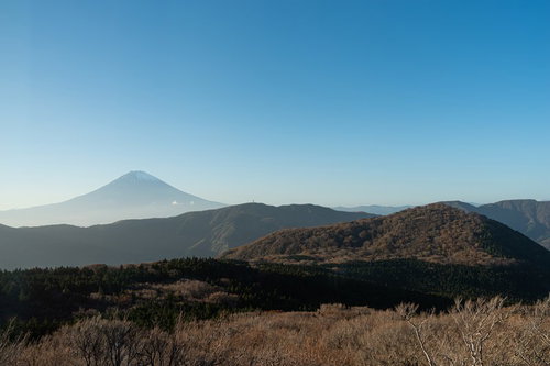 霞む富士山と連なる山々の風景