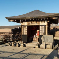 大涌谷延命地蔵尊のお地蔵様が祭られた木造の社の写真