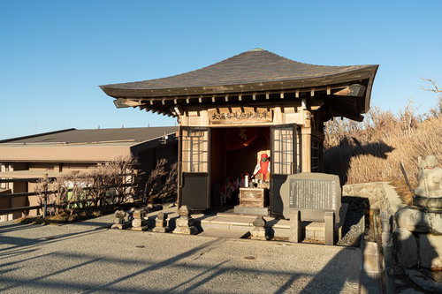 大涌谷延命地蔵尊のお地蔵様が祭られた木造の社