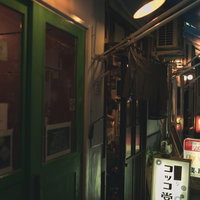 都橋商店街の居酒屋の軒先と昭和レトロな看板の写真