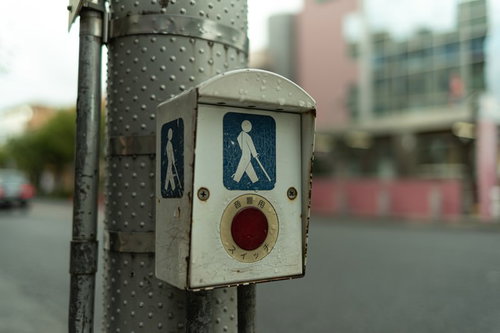 電柱に設置された高齢者等用押ボタン式信号機