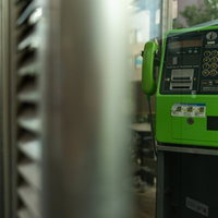 昭和の緑色公衆電話ボックス｜懐かしいレトロ街角風景の写真