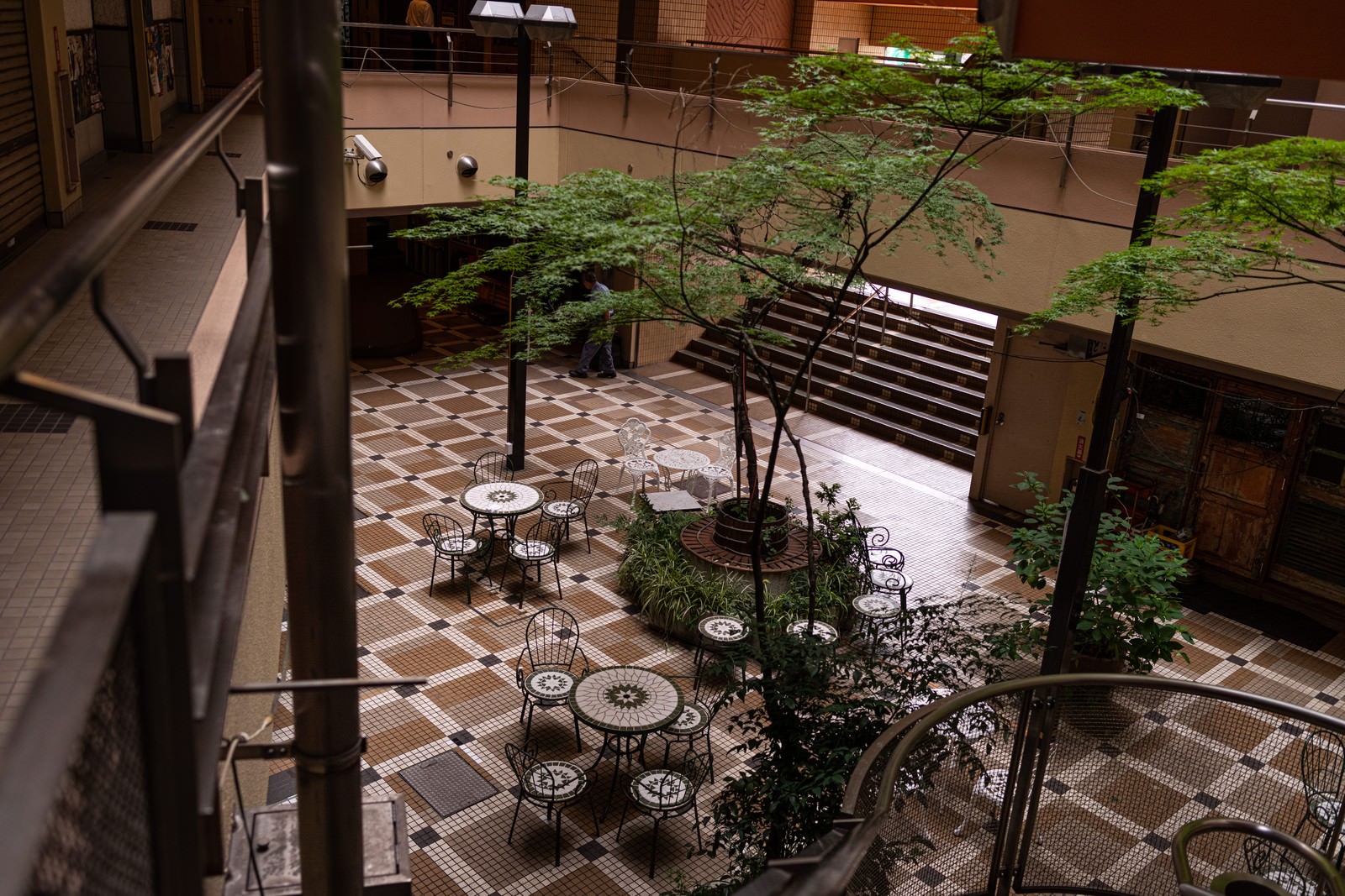 五反田ヒルズの中庭テラスを俯瞰で撮影した写真