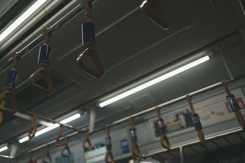 電車の車内に吊り下がるつり革