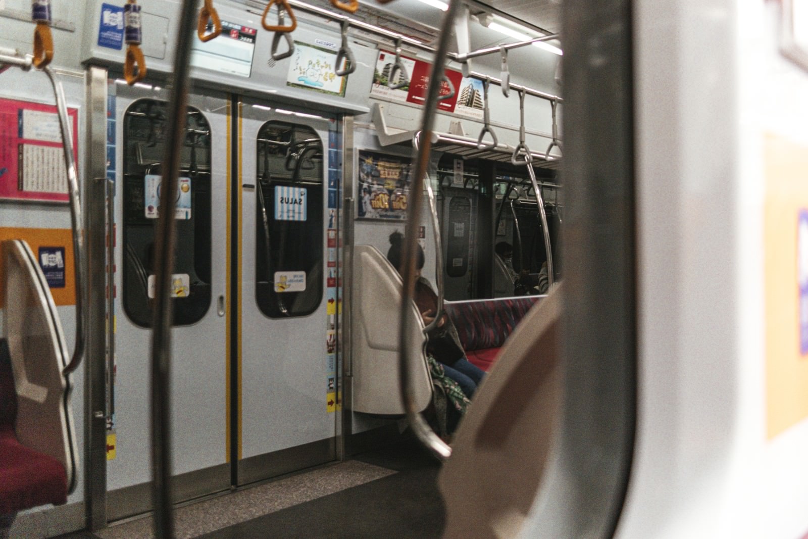 電車の車内から撮影したドア付近の様子とつり革