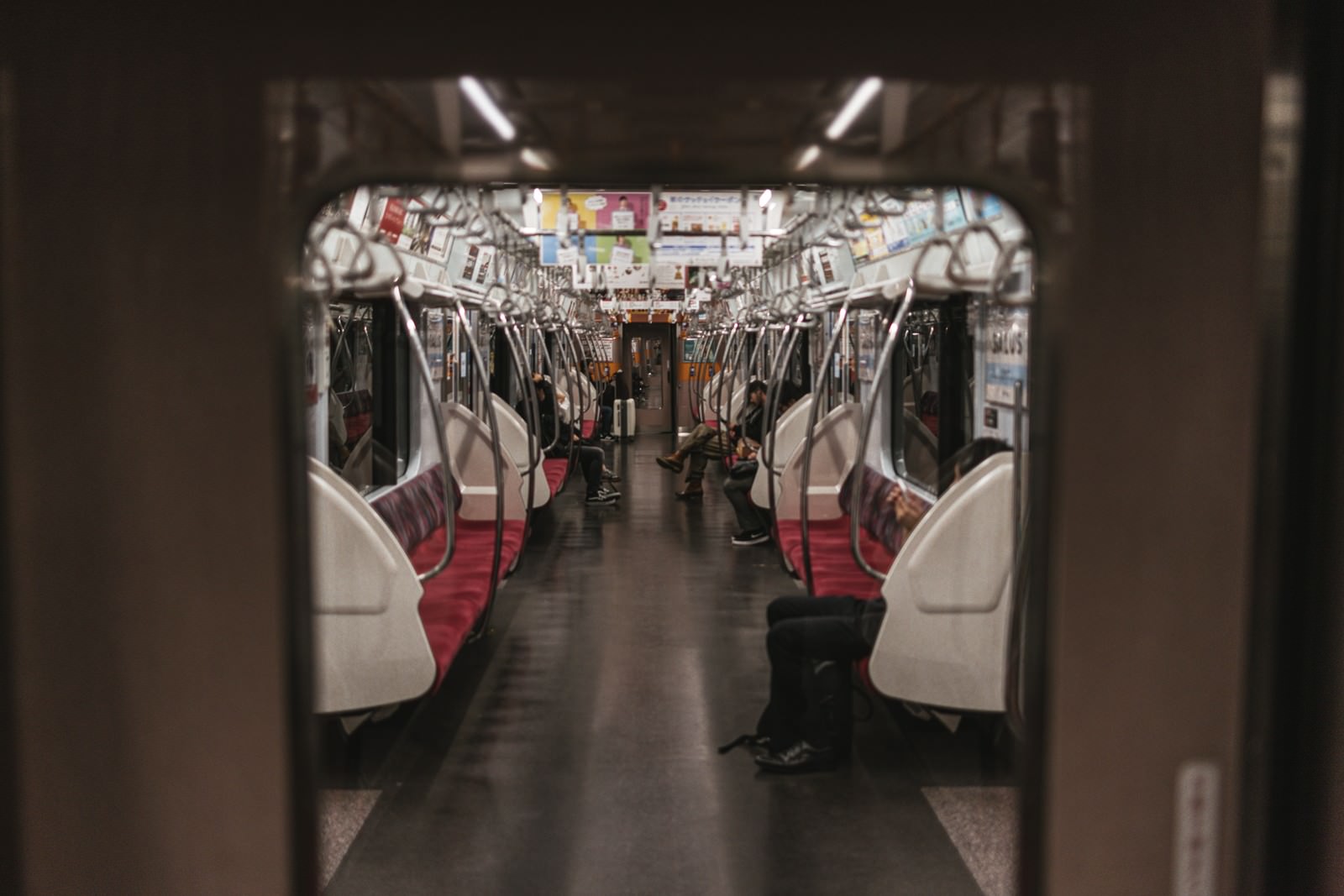 赤いシートが並ぶガラガラの電車内の様子