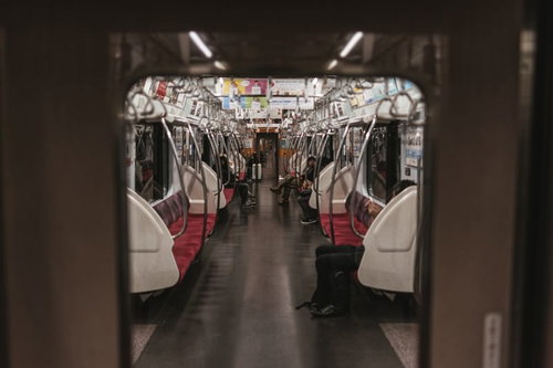 隣の車両から見たガラガラな電車の車両内の様子