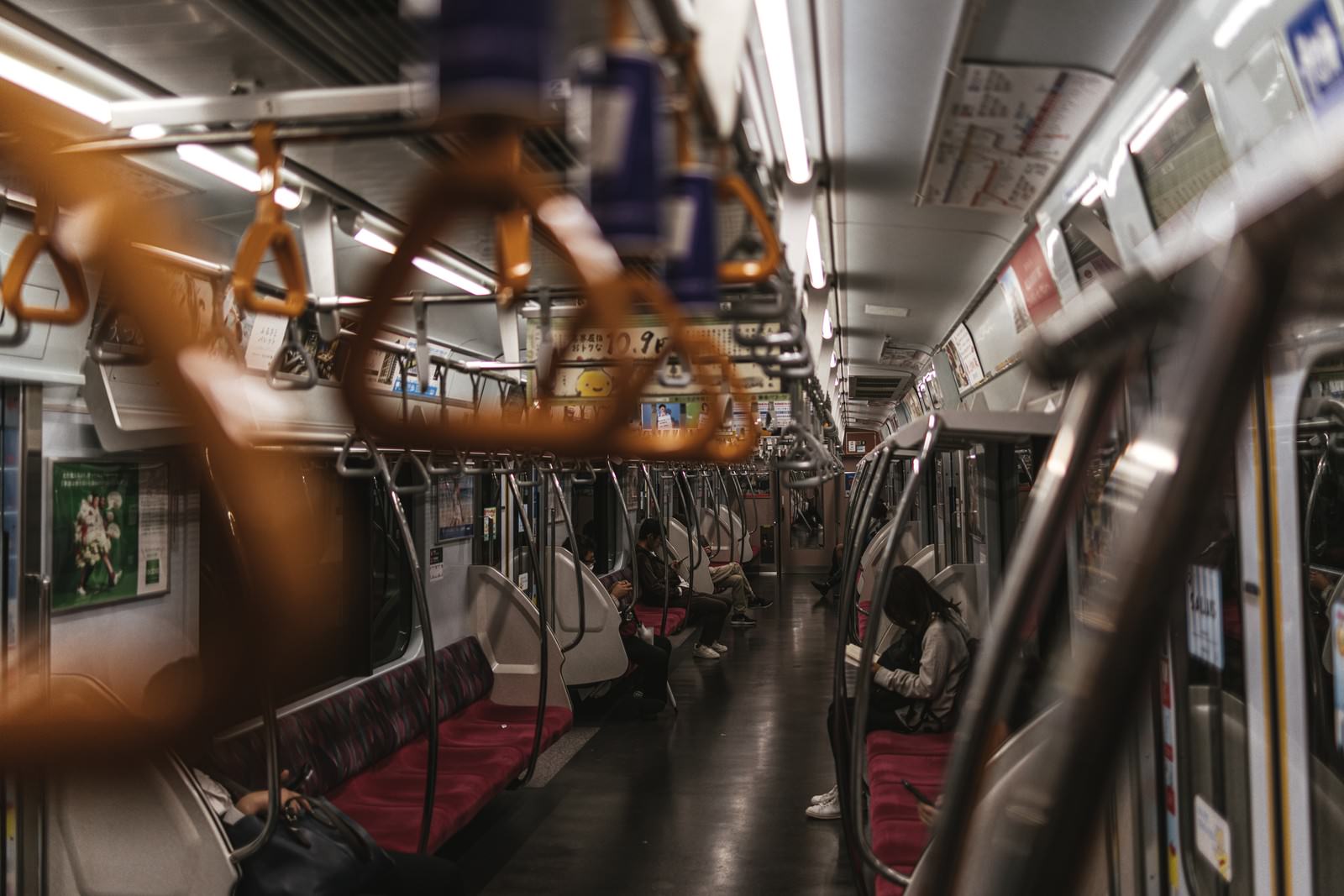 電車内のつり革越しに撮影したガラガラな車両内の様子