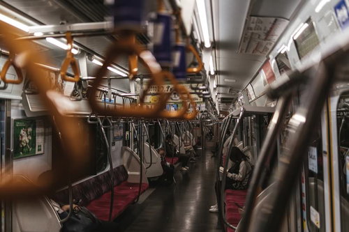 つり革越しに見るガラガラな電車の車両内部