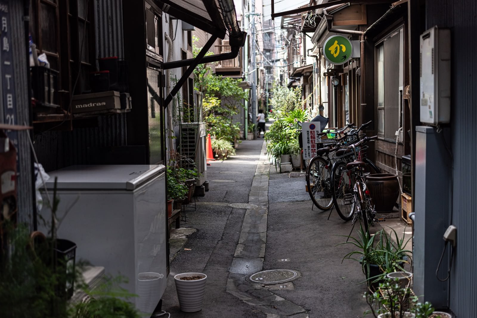 月島の路地裏に古い建物が立ち並び自転車が置かれている様子