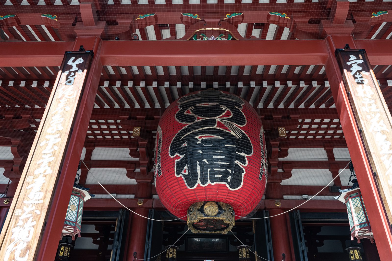 浅草寺・雷門の大提灯を見上げたアングル