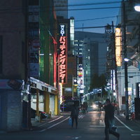 新宿の夜道の路地裏にあるバッティングセンターの看板の写真