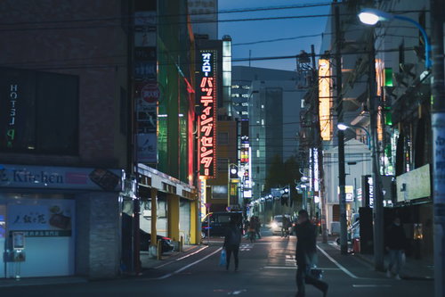 新宿の夜道の路地裏にあるバッティングセンターの看板
