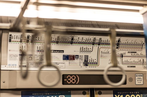 つり革越しに見る京急電鉄の路線図と車内風景