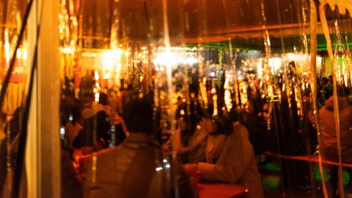 テラス席を囲う透明なカーテンと暖房照明による防寒対策