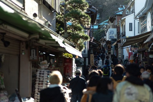 観光客であふれる江ノ島弁財天仲見世通りの坂道商店街