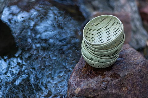 銭洗弁財天の水洗い後のおわん型ザルに積まれた硬貨