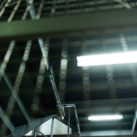 フェンス越しに見た街灯の明かりの写真