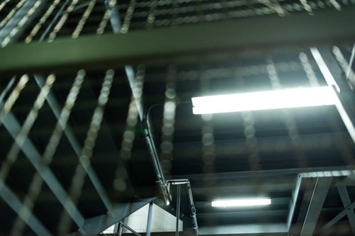 フェンス越しに見た街灯の明かり