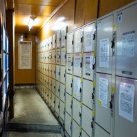 駅の施設内通路に設置された自販機前のコインロッカーの写真