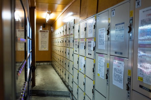 駅の施設内通路に設置された自販機前のコインロッカー